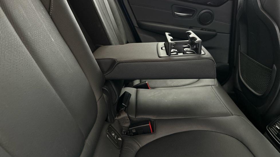 Rear Armrest/ Cup Holder