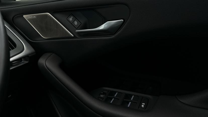 Electric Windows / Wing Mirrors / Upgrade Speaker System 