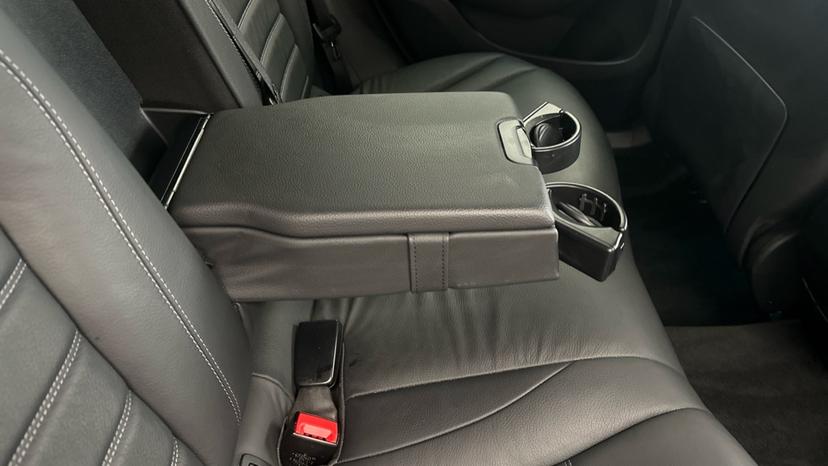 Rear Armrest/ Cup Holder