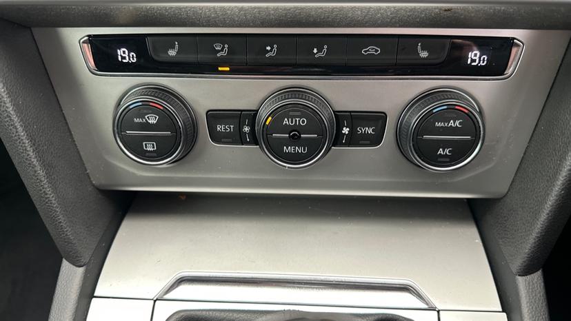 Dual Climate Control / Air Conditioning / Heated Seats  