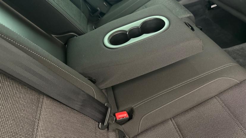 Rear Armrest/ Cup Holder