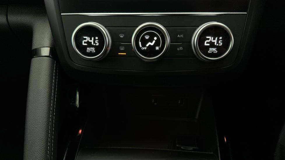 Dual Climate Control / Air Conditioning 