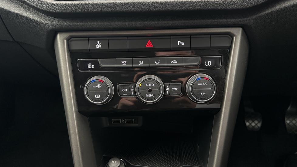 Air Conditioning/ Dual climate control / Auto stop start 