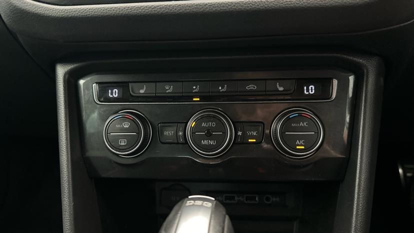 Air Conditioning /Dual Climate Control /Heated Seats 