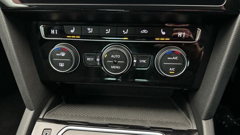 Dual Climate Control  / Air Conditioning  / Heated Seats 