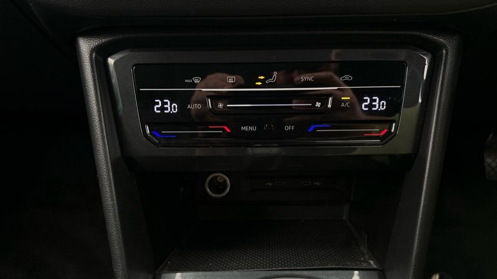 Dual Climate Control / Air Conditioning 