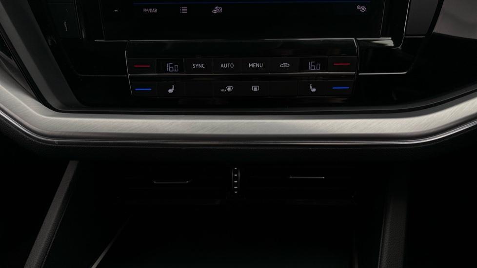 Air Conditioning / Dual Climate Control / Heated Seats 