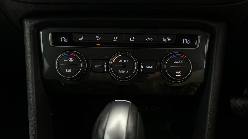 Dual Climate Control / Air Conditioning / Heated Seats 