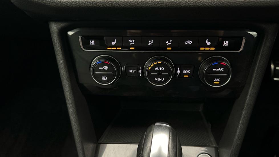 Air Conditioning /Dual Climate Control /Heated Seats 