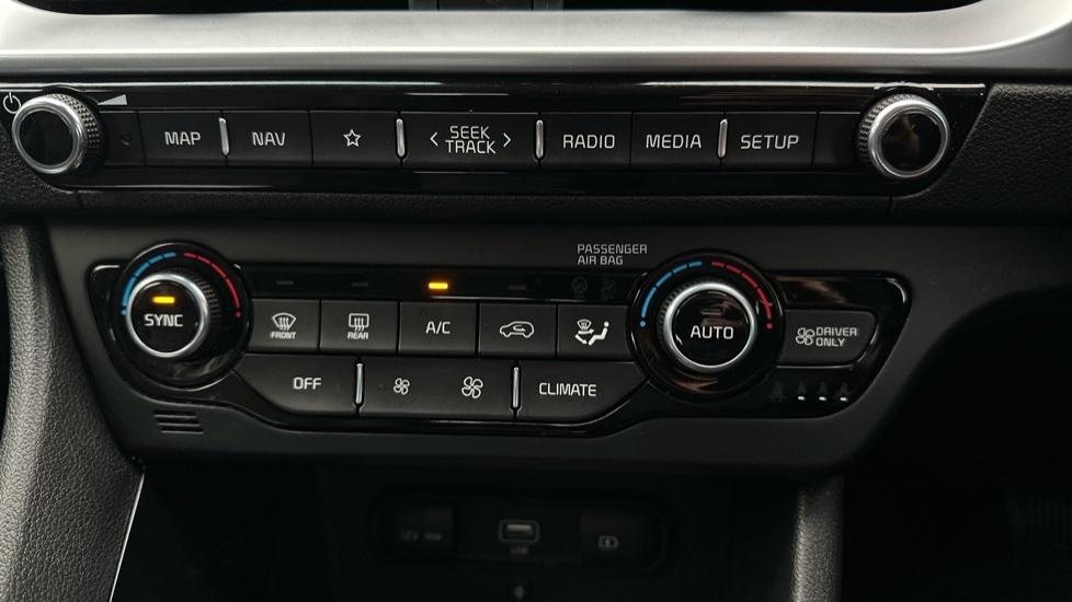 Dual Climate Control  / Air Conditioning 