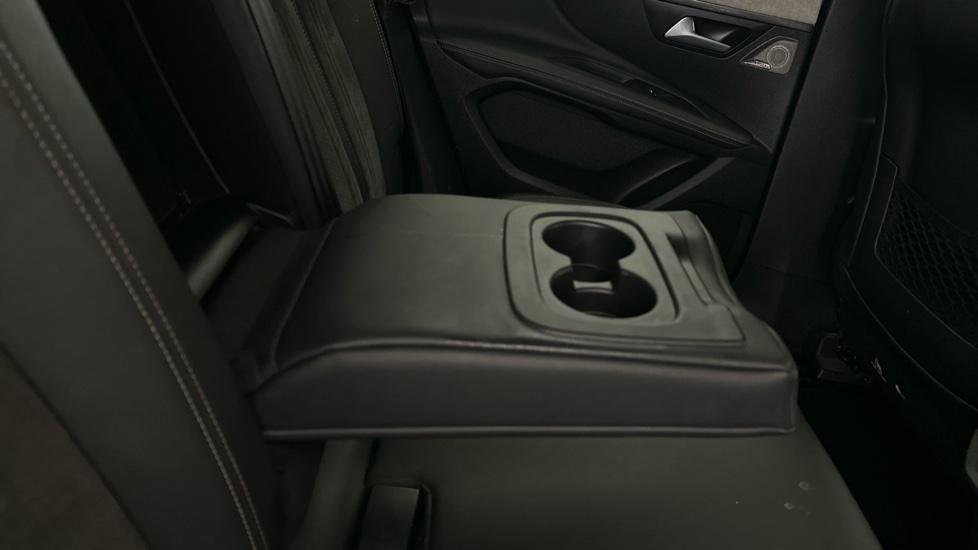 Rear Armrest/ Cup Holder