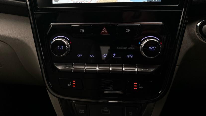 Air Conditioning /Dual Climate Control /Heated Seats 