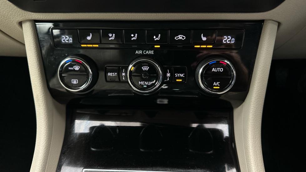 Dual Climate Control  / Air Conditioning / Heated Seats 