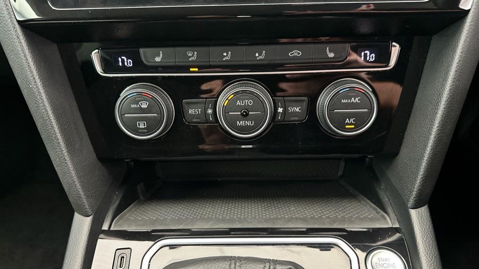 Dual Climate Control / Air Conditioning / Heated Seats 