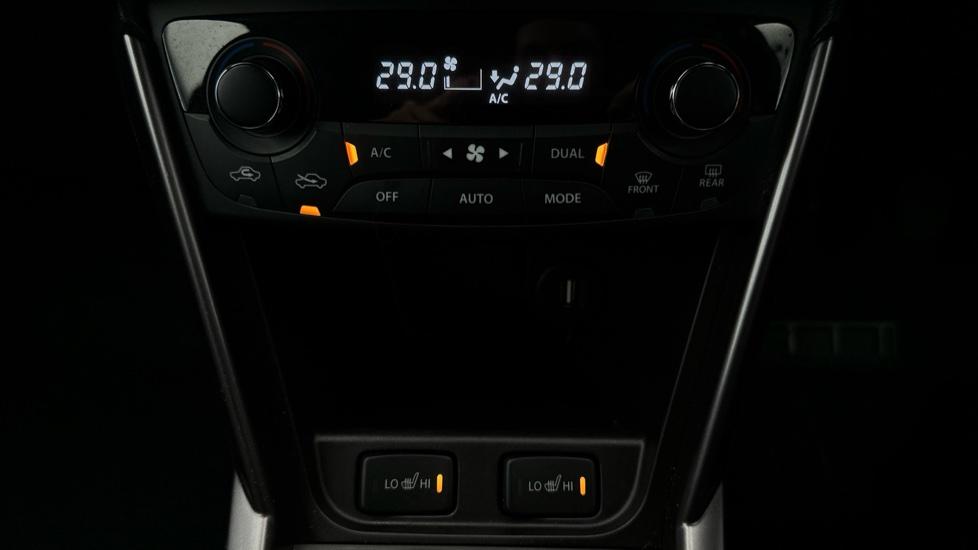 Air Conditioning / Dual Climate Control / Heated Seats 