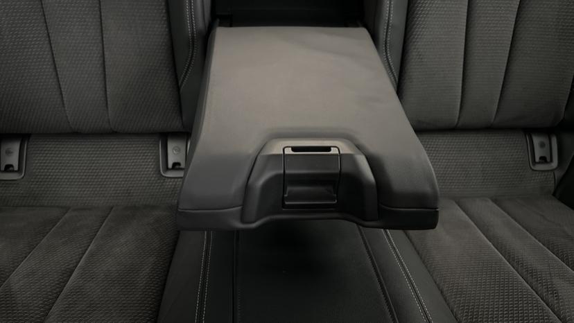 Rear armrest 