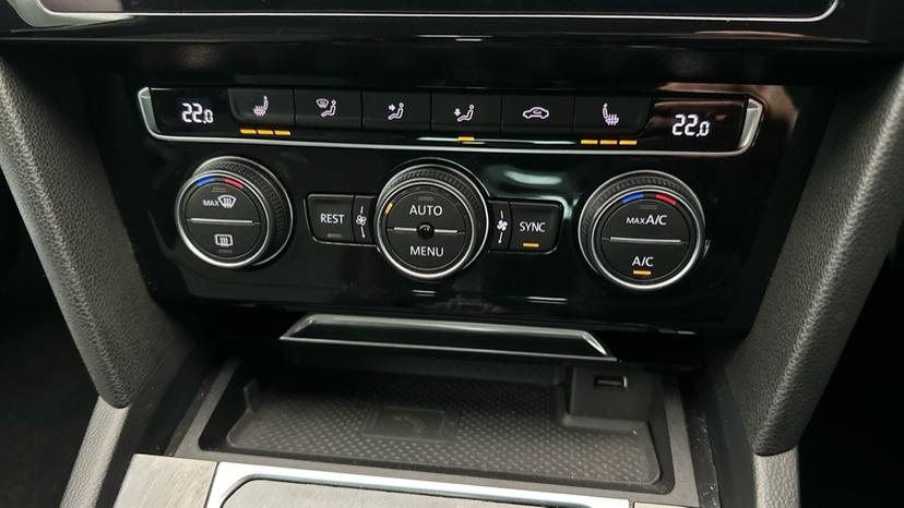 Dual Climate Control  / Air Conditioning  / Heated Seats 