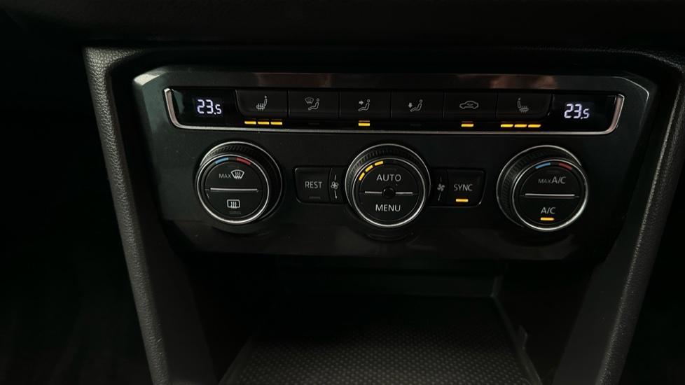 Air Conditioning /Dual Climate Control /Heated Seats 