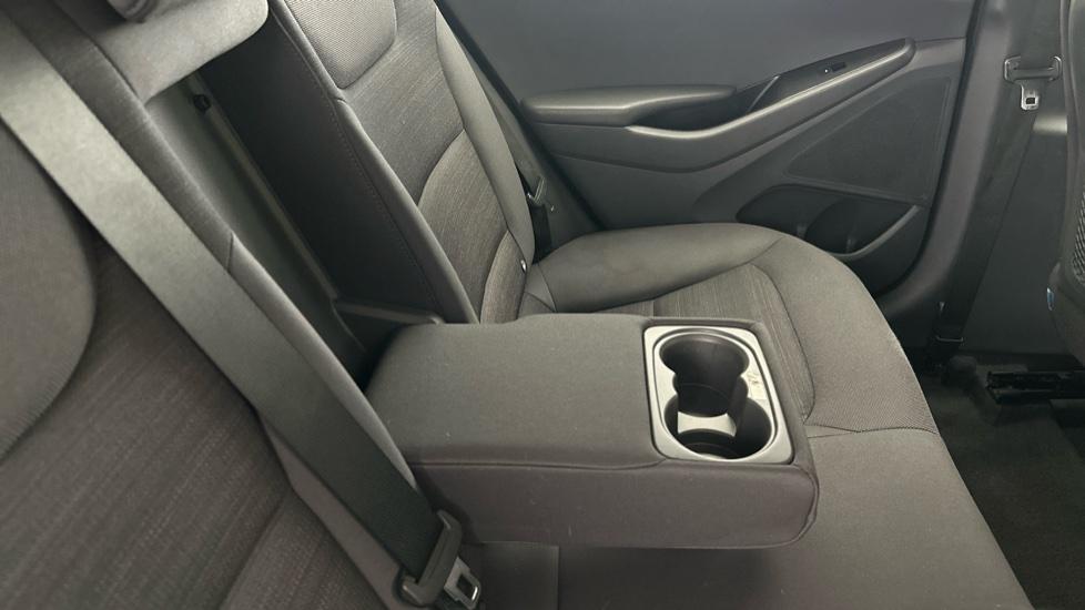 Rear Armrest/ Cup Holder