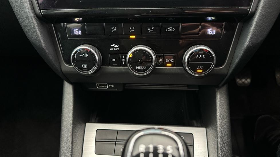 Dual Climate Control / Air Conditioning 