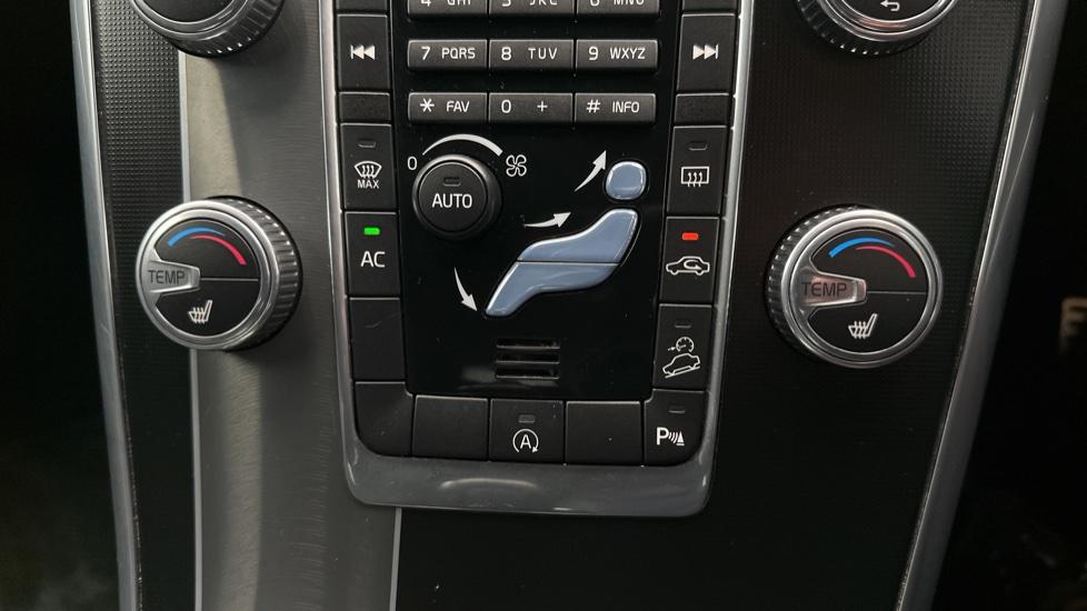 Dual Climate Control / Air Conditioning / Heated Seats 