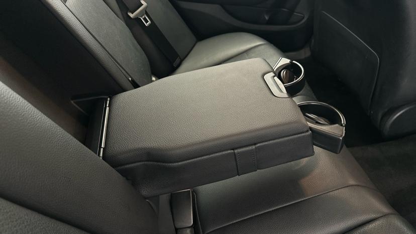 Rear Armrest/ Cup Holder