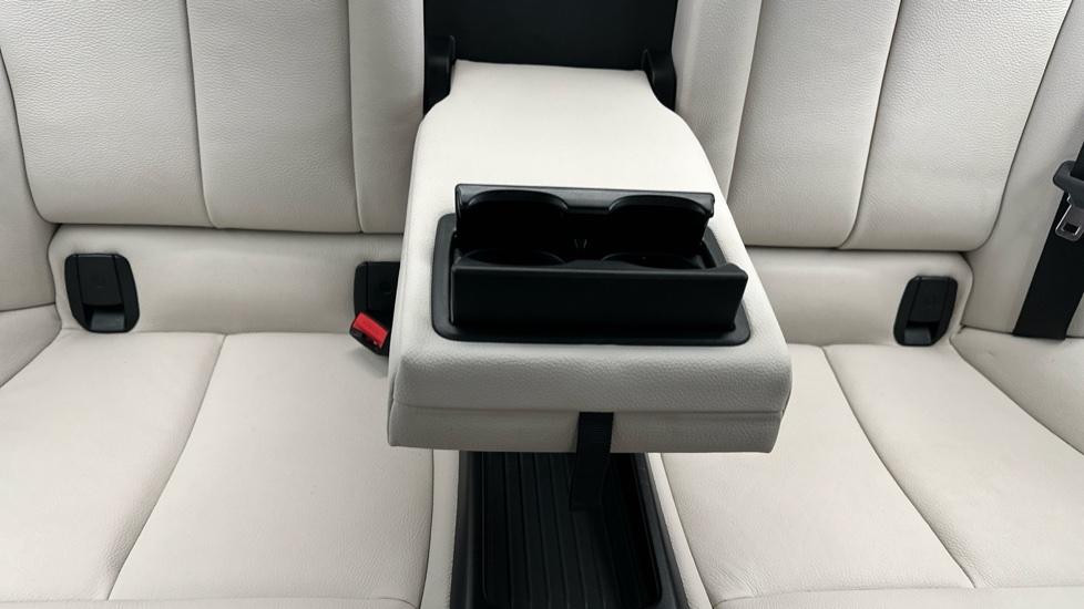 Rear Armrest/ Cup Holder