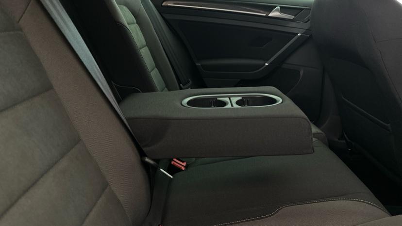 Rear Armrest/ Cup Holder