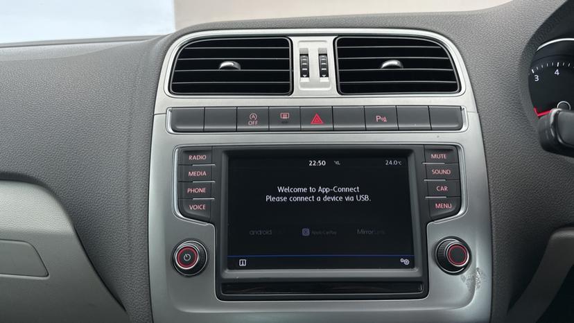 Apple CarPlay/Android Auto 