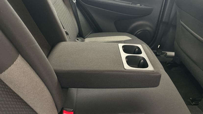 Rear Armrest/ Cup Holder