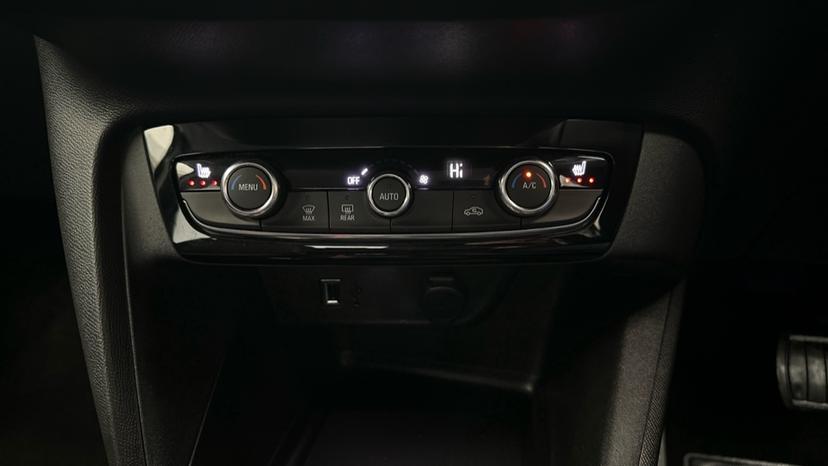 Air Conditioning  / Heated Seats 