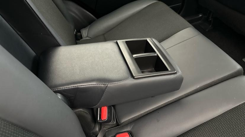 Rear Armrest/ Cup Holder