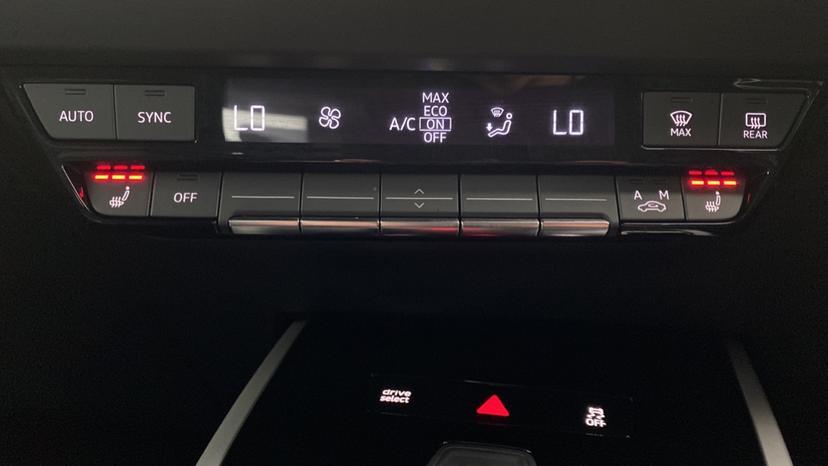 Dual climate control/Air conditioning/Heated seats 