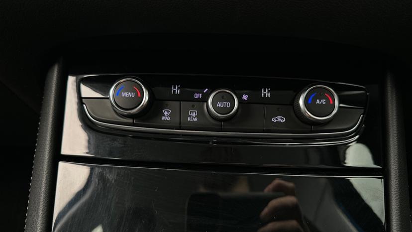 Air Conditioning/Dual climate control 