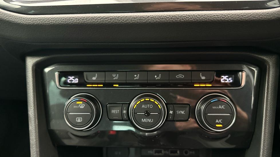 Air Conditioning /Dual Climate Control /Heated Seats 