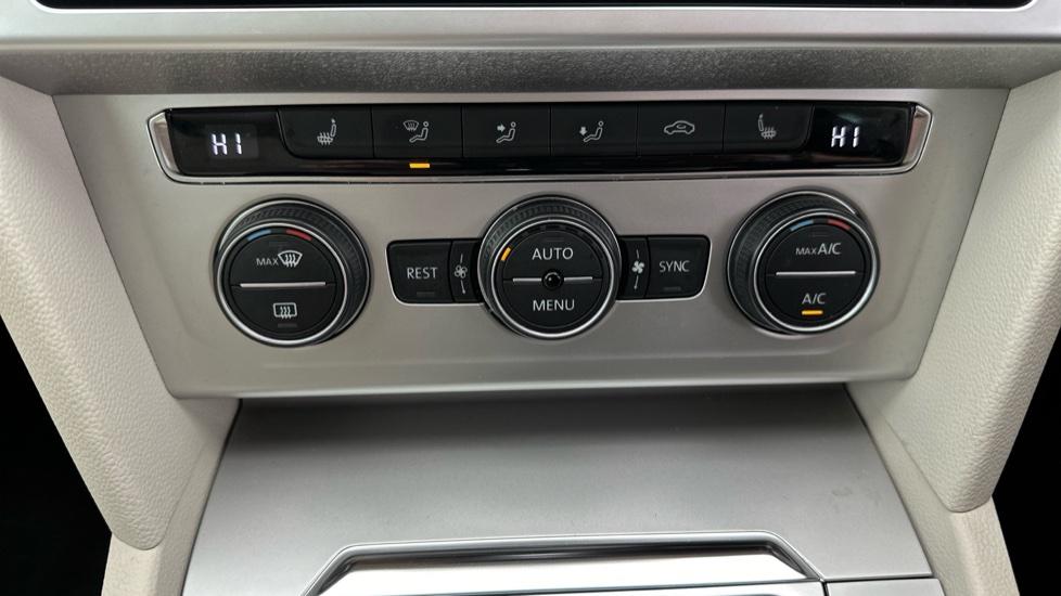 Air Conditioning /Dual Climate Control /Heated Seats 