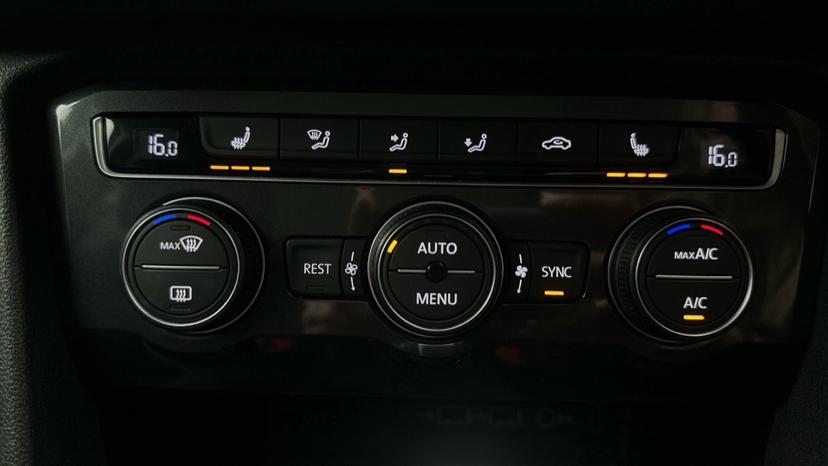 Air Conditioning /Dual Climate Control /Heated Seats 