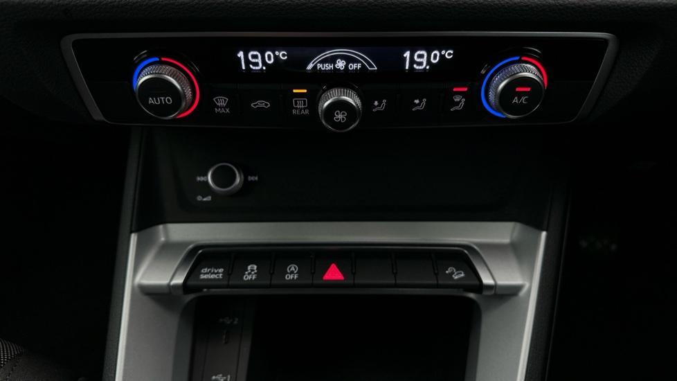 Air Conditioning / Dual Climate Control / Auto Stop/Start 