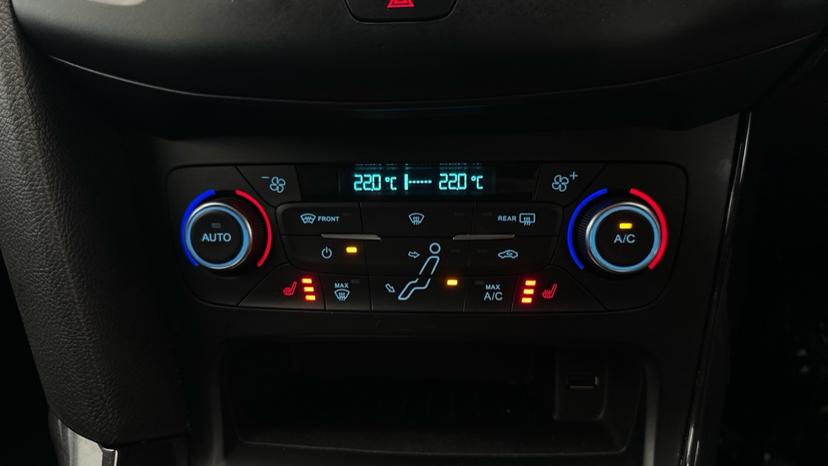 Dual Climate Control  / Air Conditioning  / Heated Seats 