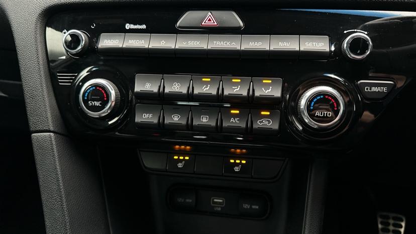 Dual Climate Control  / Air Conditioning  / Heated Seats 