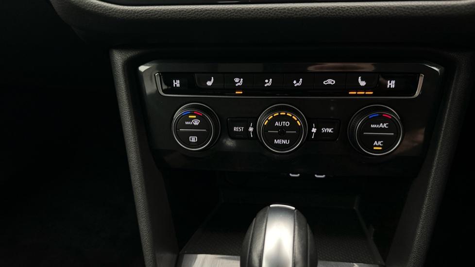 Air Conditioning /Dual Climate Control /Heated Seats 