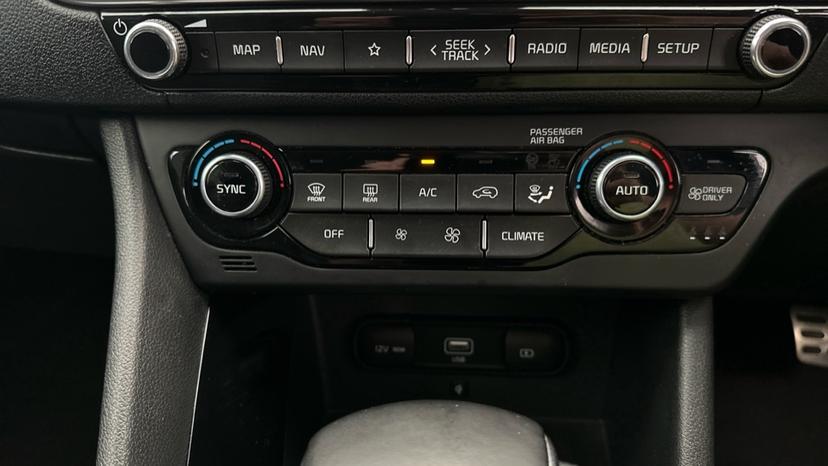 Dual Climate Control / Air Conditioning 