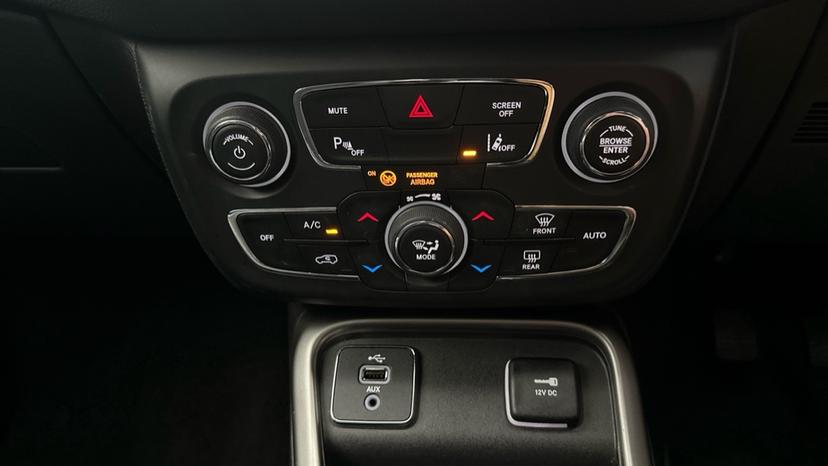 Dual Climate Control / Air Conditioning / Lane Assist 