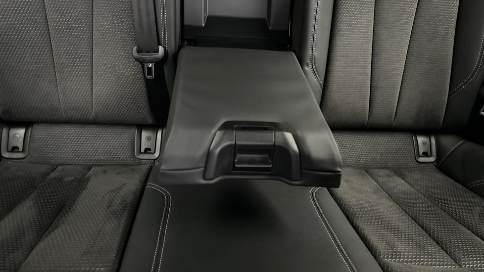 Rear Armrest/ Cup Holder