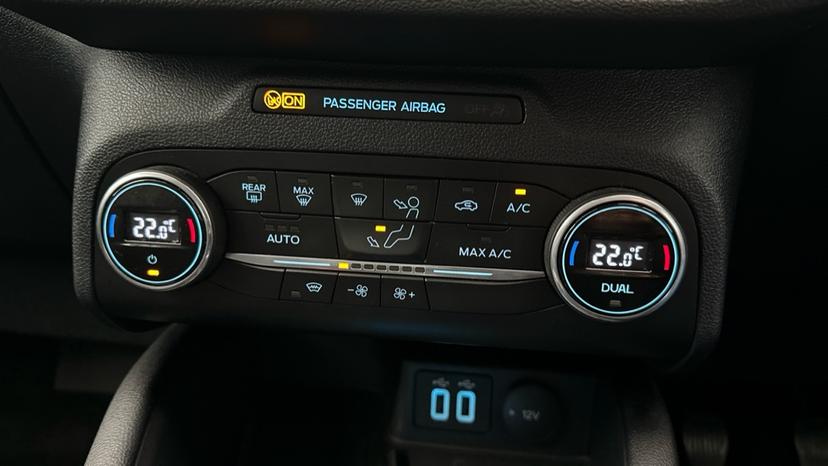 Dual Climate Control  / Air Conditioning 