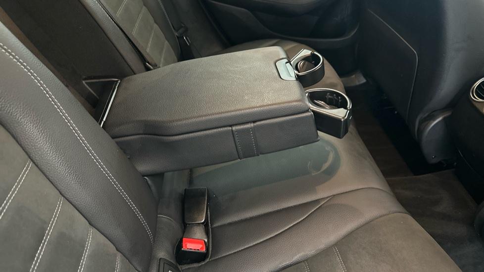 Rear Armrest/ Cup Holder