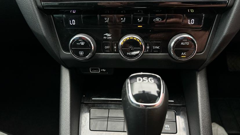 Dual Climate Control / Air Conditioning 