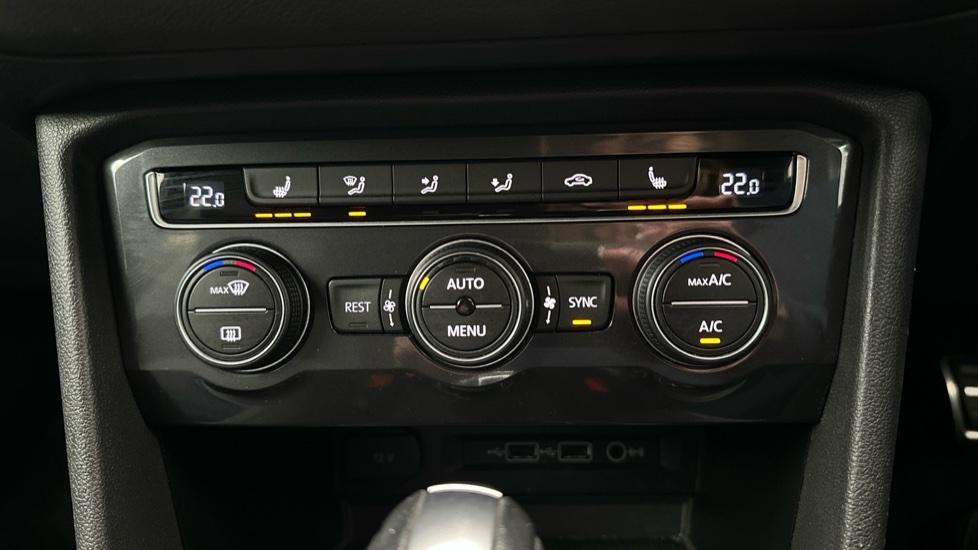 Air Conditioning /Dual Climate Control /Heated Seats 