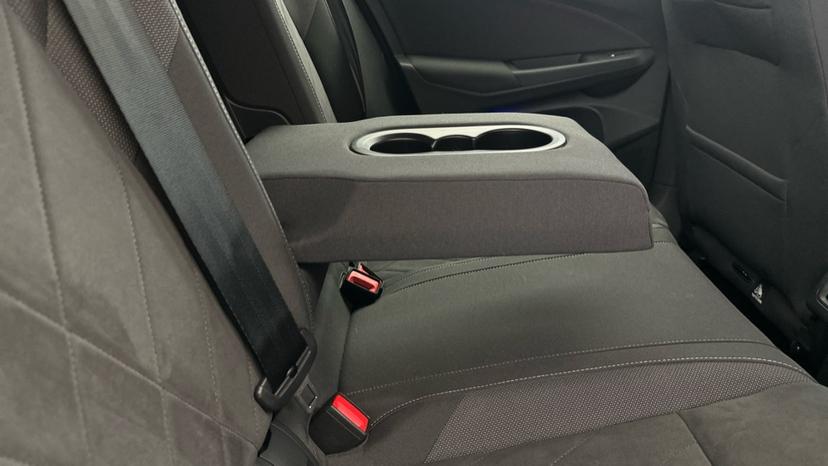 Rear Armrest/ Cup Holder