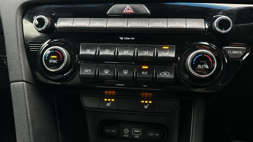 Dual Climate Control  / Air Conditioning  / Heated Seats 